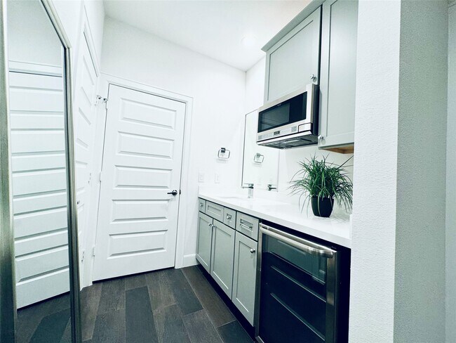 Foto del edificio - 2717 Clinton Dr