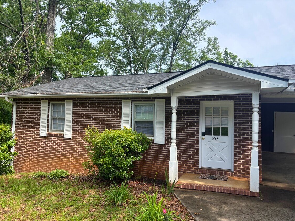 Primary Photo - 2 Bedroom Brick House with Large Yard & St...