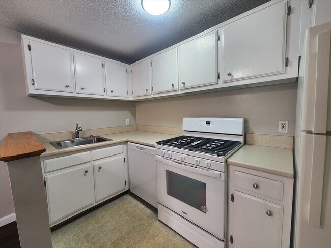 Building Photo - 134 Tyngsboro Rd