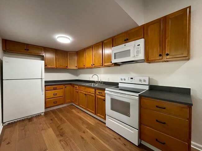 Building Photo - 49 Pine Brook Curve