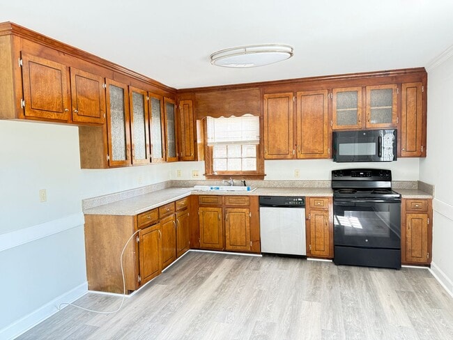 Building Photo - 1136 Beechwood Dr