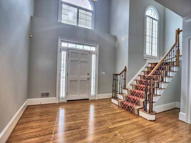 Building Photo - 4563 Fountain Dr NE