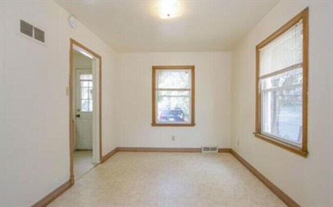 Building Photo - 1029 6th St