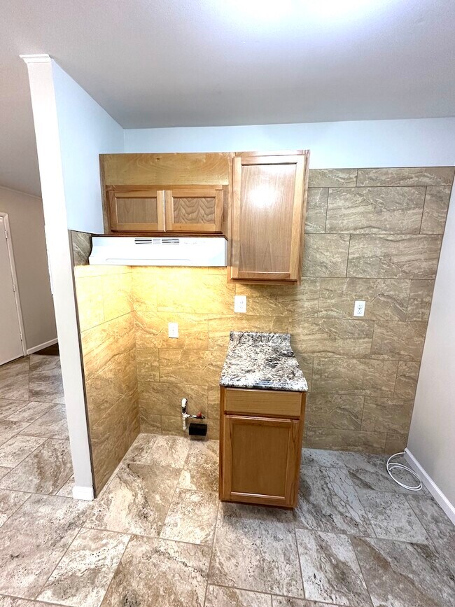 Building Photo - 23085 Columbus Ave