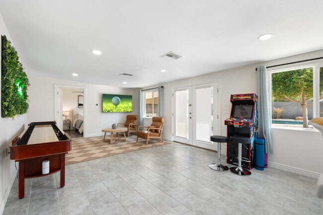 Foto del edificio - 3235 E Cambridge Ave