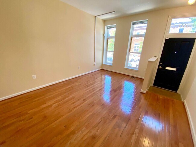 Foto del edificio - Spacious and Sunny Three-Bedroom Old Gouch...