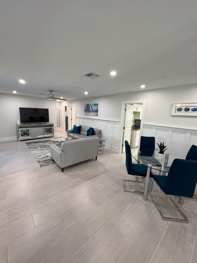 Building Photo - ** GEORGOUS PRIVATE POOL HOME IN PALM RIVE...