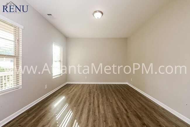 Building Photo - Now Available! 5 bedrooms 2.5 baths