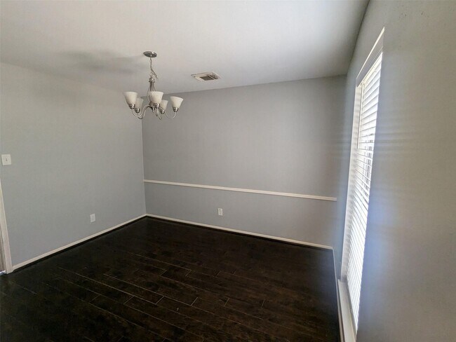 Foto del edificio - MOVE-IN READY 4 BED/ 2.5 BATH HOME IN MIDD...