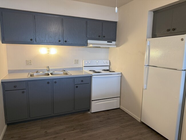 Building Photo - Fleur de Lis Apartments