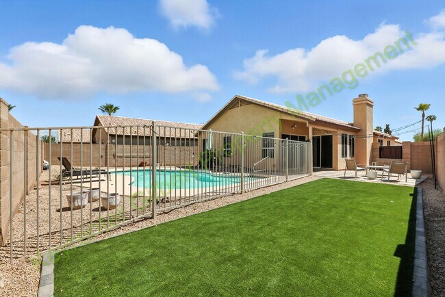 Foto del edificio - Lovely Corner Lot 3 Bed / 2 Bath Home w/ Private Pool