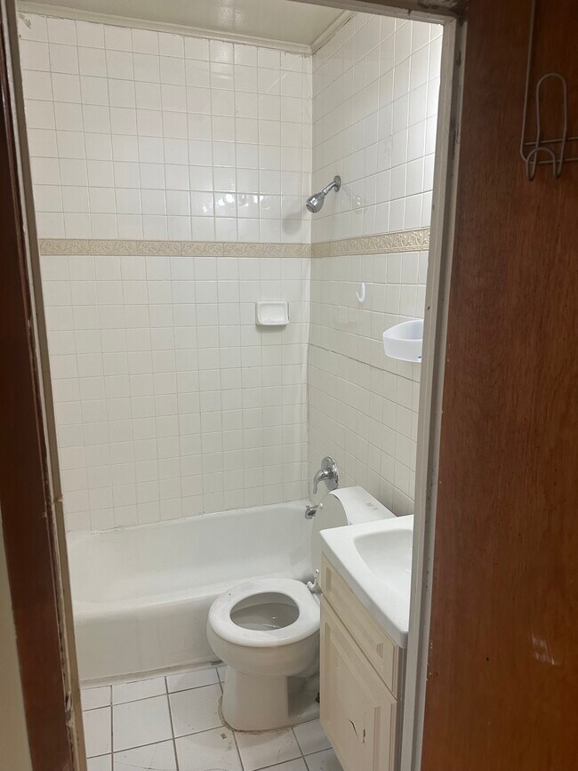 Building Photo - 646 Ferry St