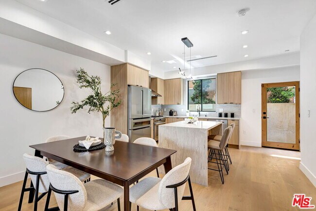 Foto del edificio - 4329 Radford Ave