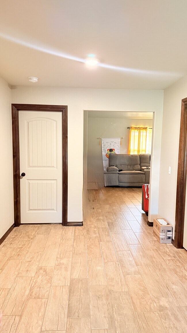 Building Photo - 28 NE Summerwood Dr