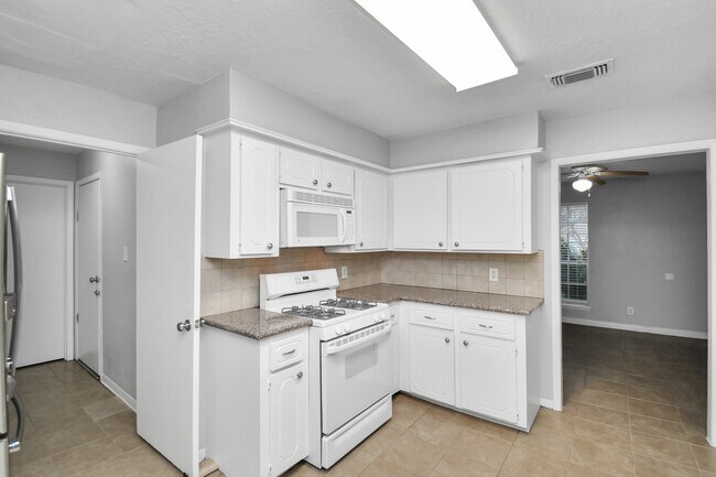 Building Photo - 24118 Spring Gum Dr
