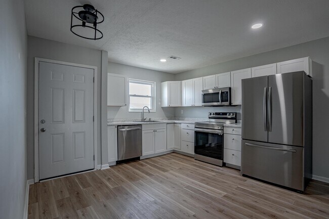 Foto del edificio - 1312A Farmingdale Dr