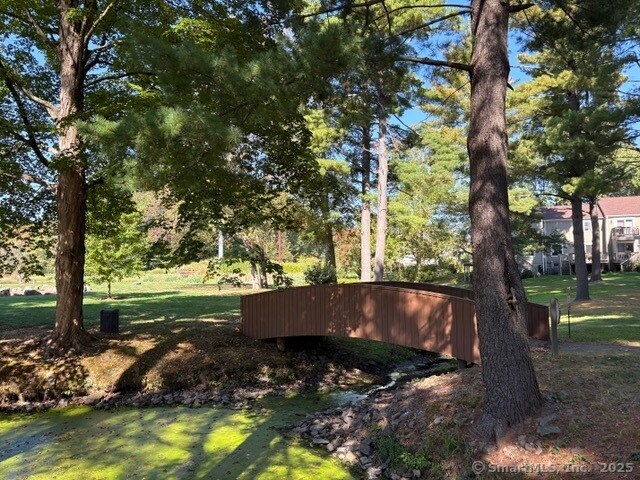 Foto del edificio - 8 Village Rd