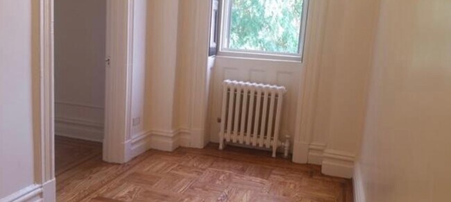 Social lounge with original wooden shutters - 198 Hancock St