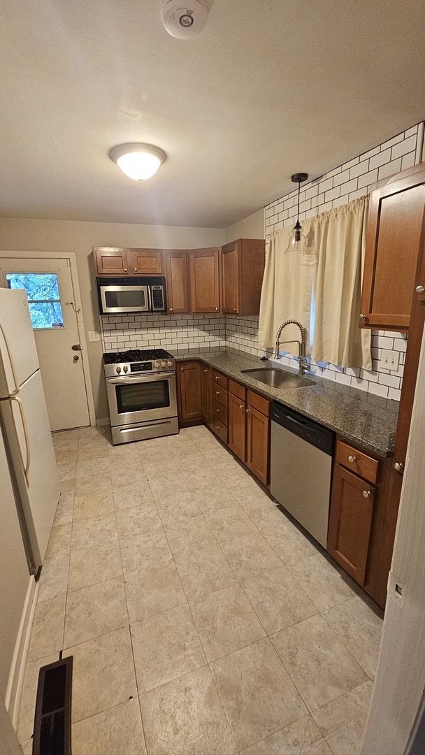 Building Photo - MOVE IN SPECIAL!! LIMITED TIME ONLY!! FIRS...