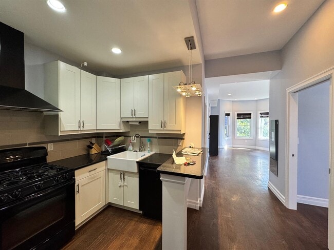 Building Photo - 8 Cross St E