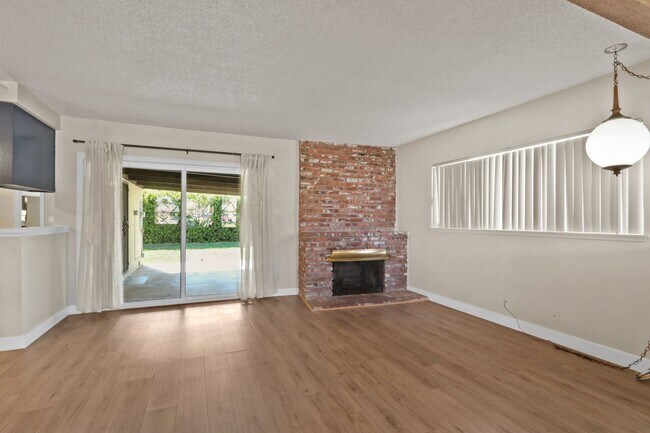 Foto del edificio - 10925 Newcomb Ave