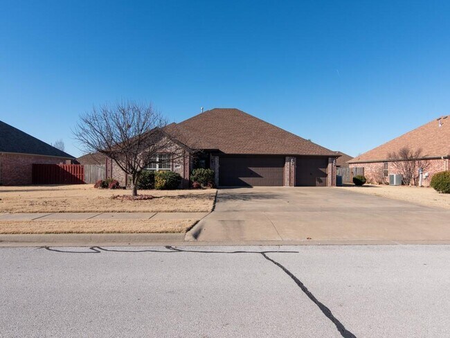 Building Photo - 3900 SW Hollowbrook St
