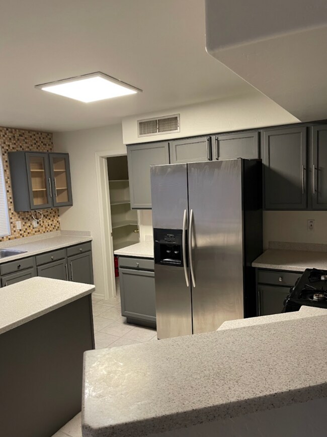 Foto del edificio - 3 Bed/2.5 Bath 2-Level Home with Loaded Kitchen! Washer/Dryer! Big backyard!