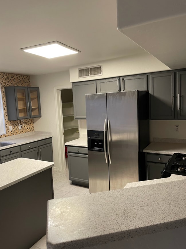 Photo - 3 Bed/2.5 Bath 2-Level Home with Loaded Kitchen! Washer/Dryer! Big backyard!