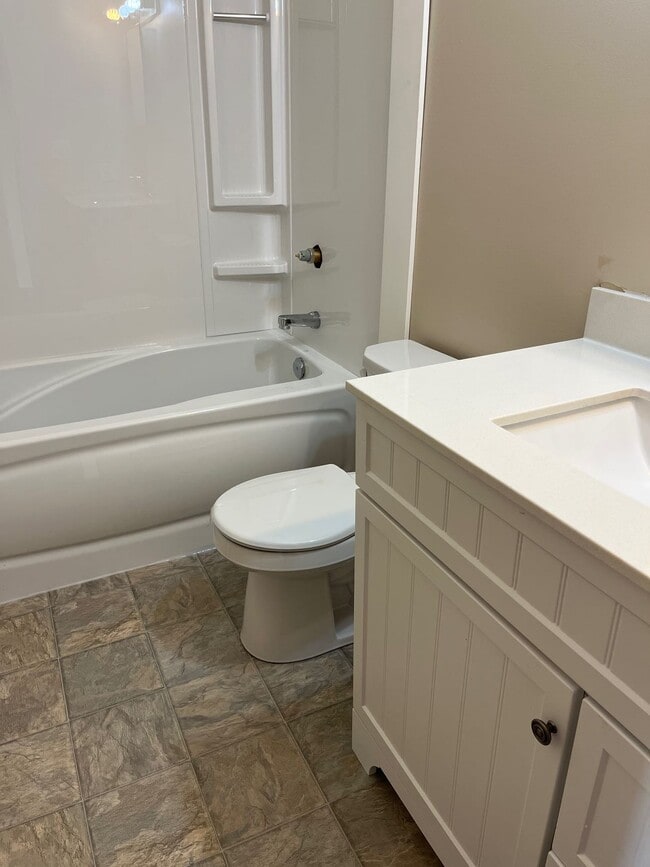 Building Photo - 3 Bed 1.5 Bath Unit in Red Deer, AB