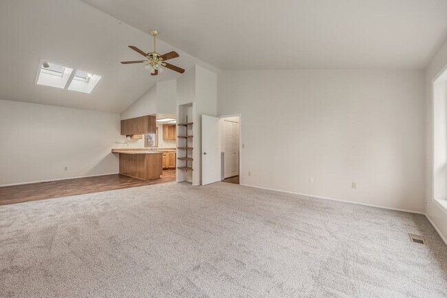 Foto del edificio - Farmhouse 3 bed 2 bath with 4.9 acres