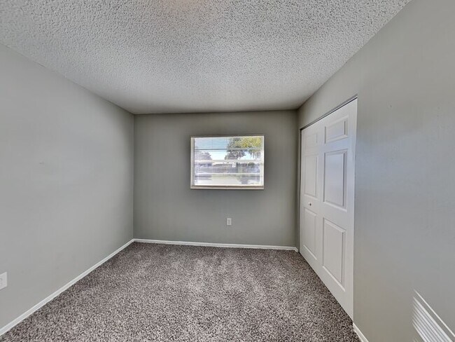 Building Photo - MOVE IN SPECIAL***3/1.5 Home With New Luxu...