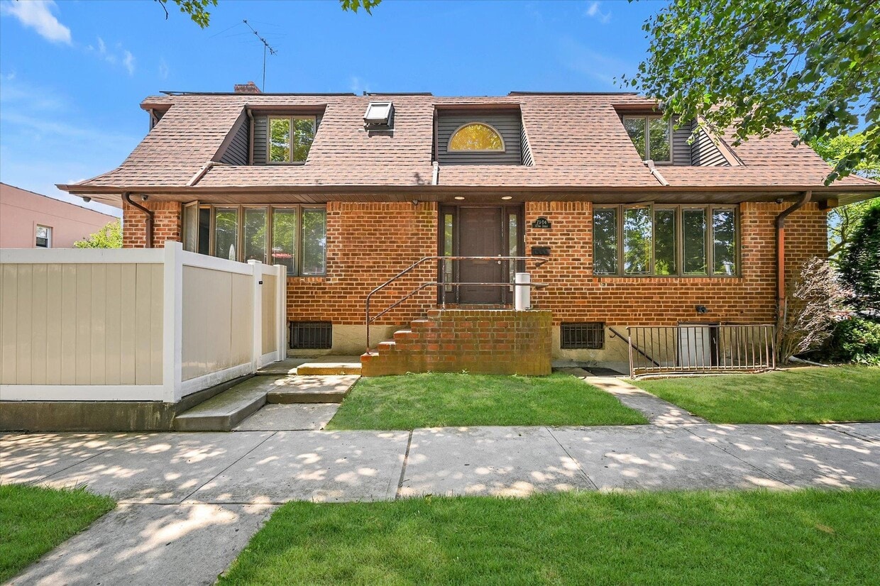 Primary Photo - 73-04 173rd St