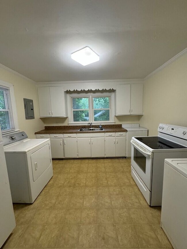 Building Photo - Centrally located, close to the Mall