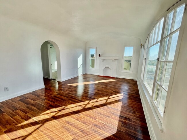 Chimenea decorativa con vistas al horizonte del centro de Los Ángeles a través de la ventana. - 1306 Montana St