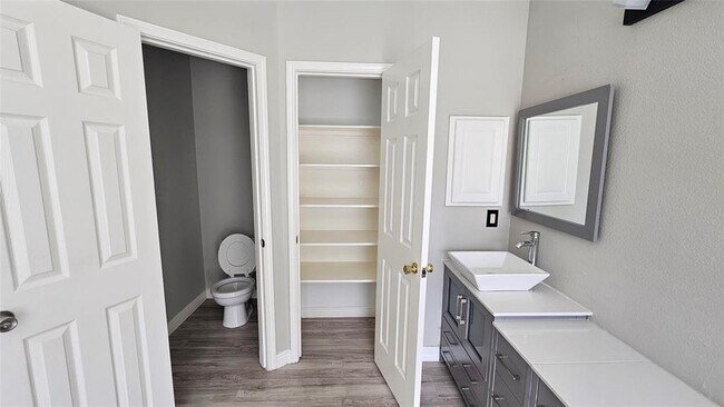 Foto del edificio - 8323 Brighton Lake Ln