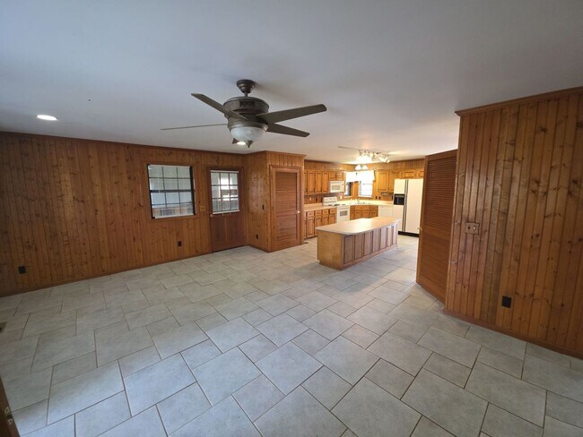 Foto del edificio - 2-Bedroom Handicap-Accessible Home with 3-Season Porch, Garage, and Large Yard