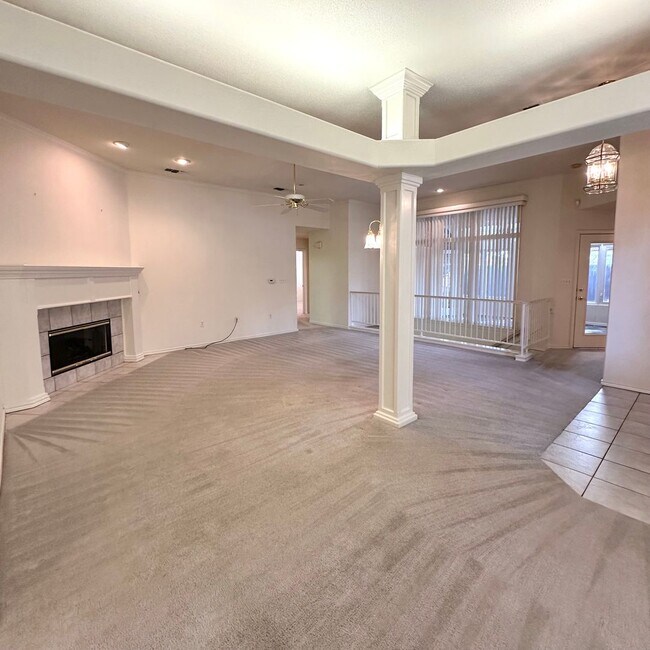 Building Photo - Gorgeous 3 Bedroom Home Located on Cul-De-...