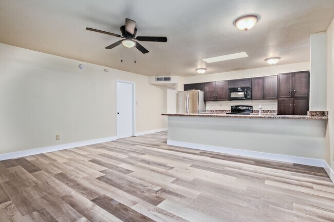 Foto del edificio - 4 Bedroom 2 Bathroom with Arizona Room in Tempe