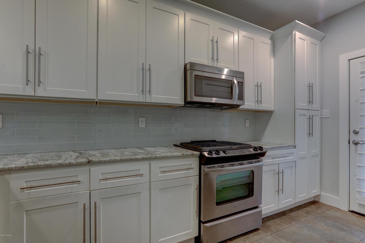 Primary Photo - 204 Highland Oaks Ln