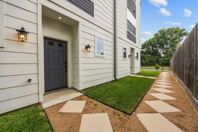 Foto del edificio - 1648 W Tidwell Rd