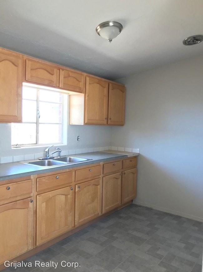 Building Photo - 711 E Bilby Rd