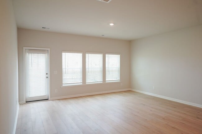 Foto del edificio - Coming Available!