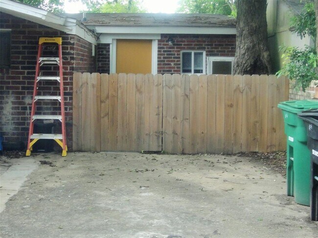 Building Photo - 107 Altic St