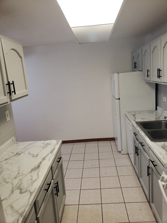 Building Photo - 510 Hill Dr