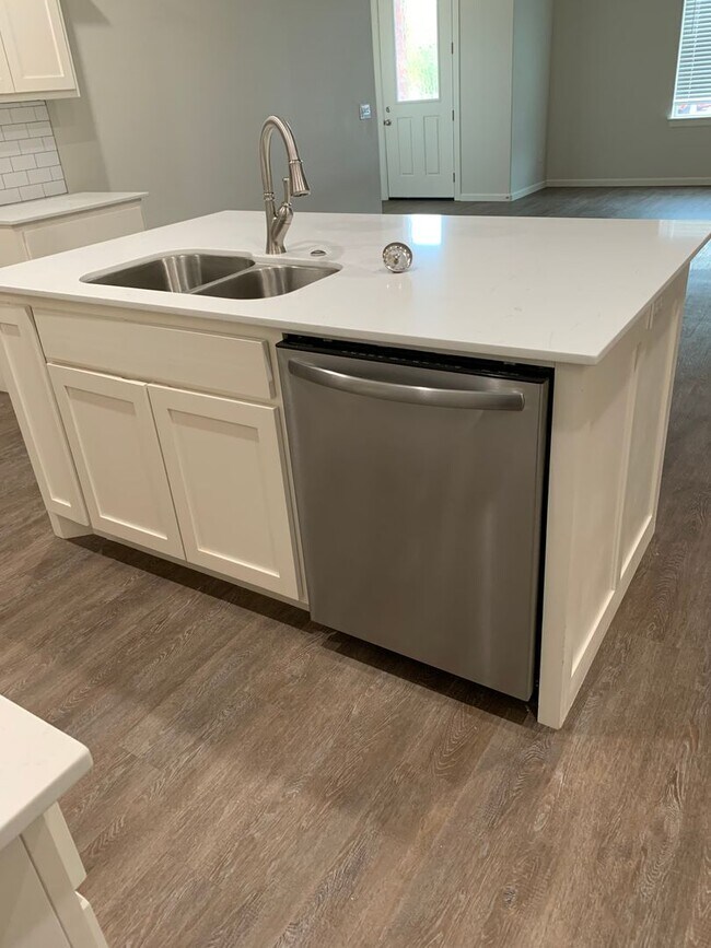 Foto del edificio - 3 bedroom, 2.5 bathroom, 2 car garage Gated Neighborhood