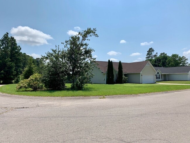 Building Photo - 3 Bed, 2 Bath Home on Corner Lot in Raeford