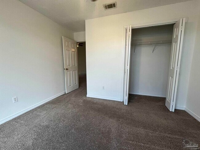 Foto del edificio - 4104 Spinnaker Pl