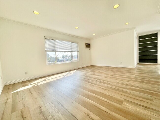 Foto del edificio - 1722 Winona Blvd