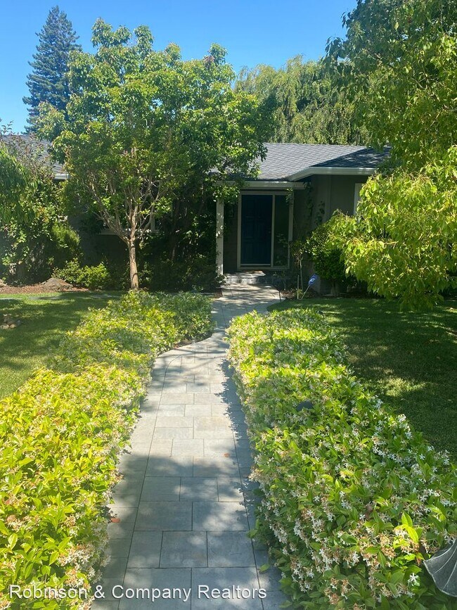 Building Photo - 3 br, 2.5 bath House - 15 Lloyden Drive