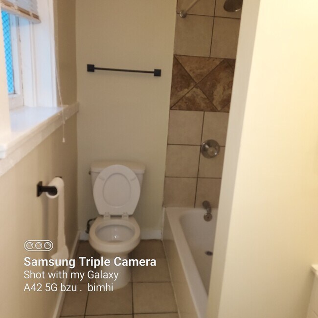 Ducha y bañera con azulejos, suelo de baldosas. - 107 Valencia St